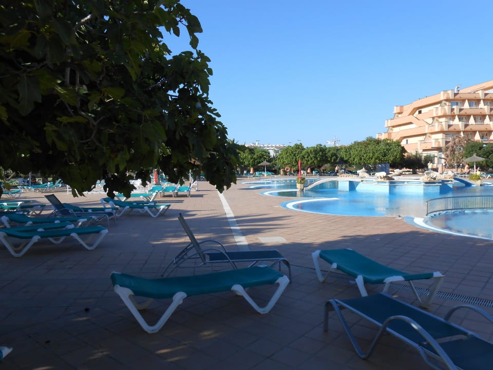 Blick auf den Pool und Linke Hotelseite Hotel Mariant Park