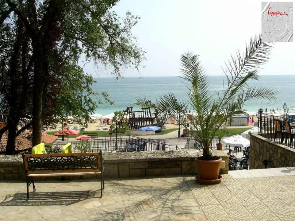 Aus der Hoteltür raus Vemara Beach