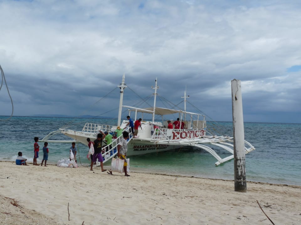 Hilfsgüter werden entladen Hotel Malapascua Island Exotic Dive Resort