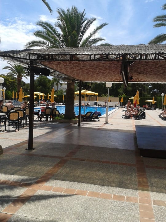 Abendbühne mit Pool im Hintergrund Millor Sol