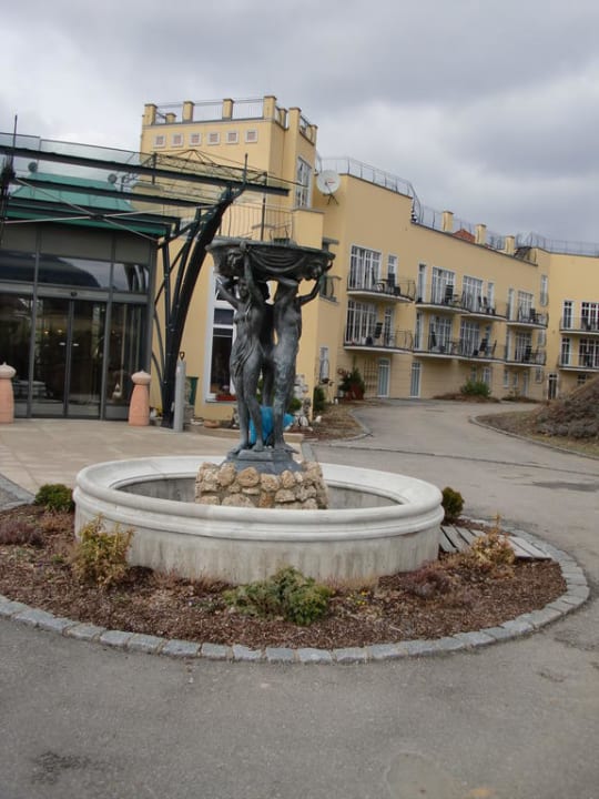 Brunnen vom Eingang Spirit & SPA Hotel Birkenhof am Elfenhain