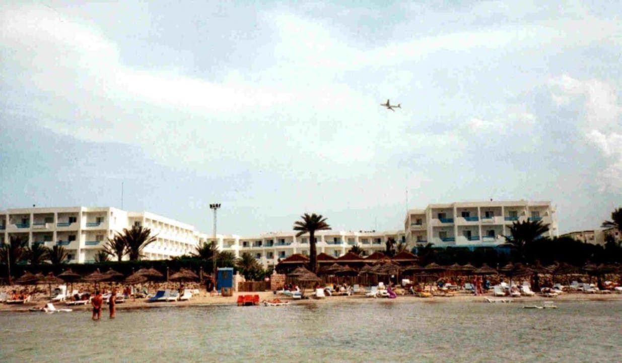 Hotelansicht aus dem Meer Hotel Rosa Beach