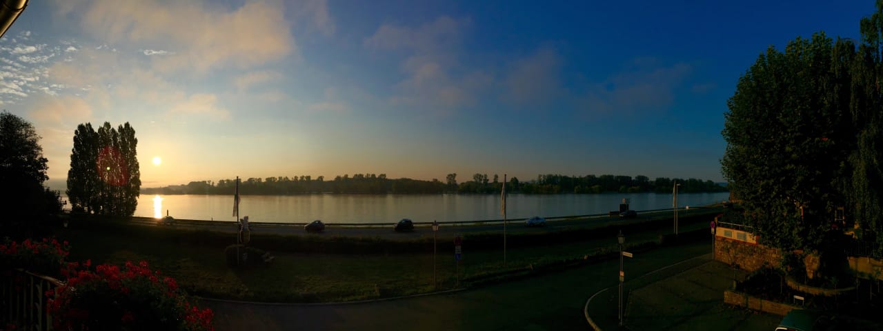 Blick auf den Rhein vom Balkon Hotel Schwan
