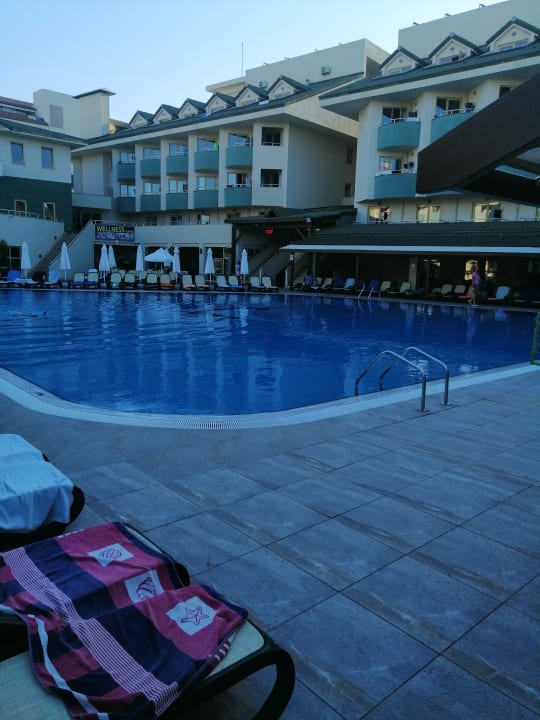 Pool Side Breeze Hotel