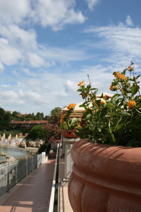 Weg zum Strand Gabbiano Azzurro Hotel & Suites