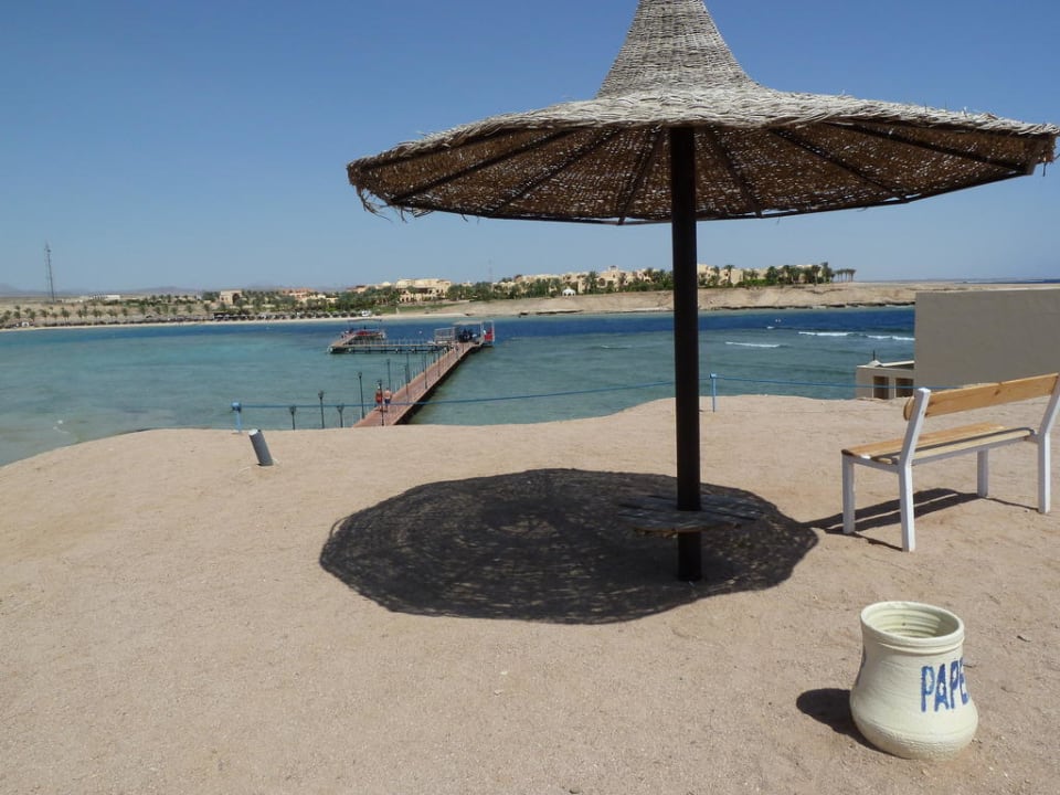 Auf der anderen Seite der Bucht Steigenberger Coraya Beach - Adults only