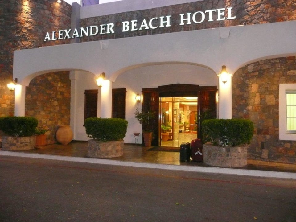 Eingang Alexander Beach Hotel & Village Resort