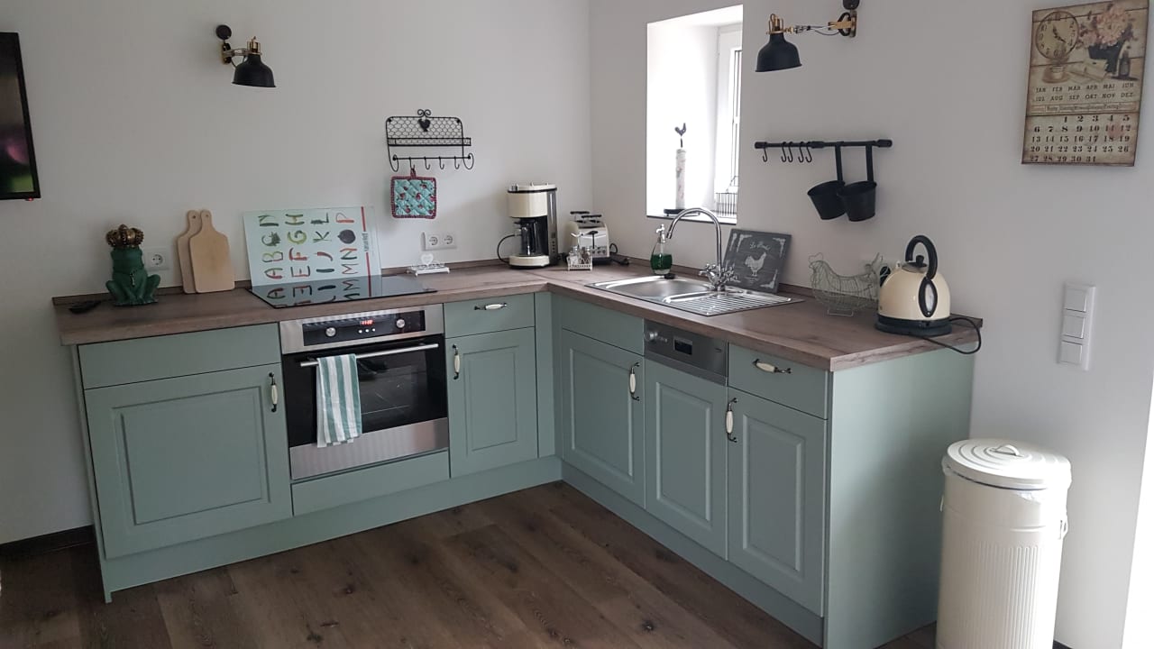 Blick in die Küche der Ferienwohnung Froschkönig Spreewaldpension Beesk