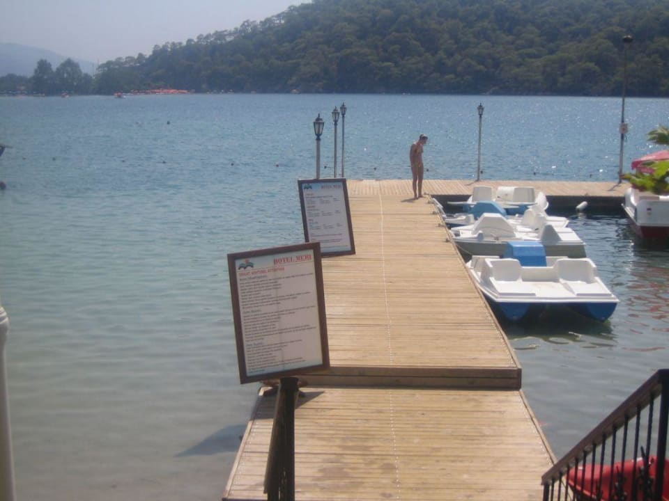 BIld vom Steg und die Preise (Tretboot nach 1 Std) Hotel Meri