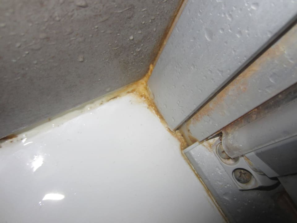 Schimmel in der Dusche MEININGER Hotel Bruxelles City Center