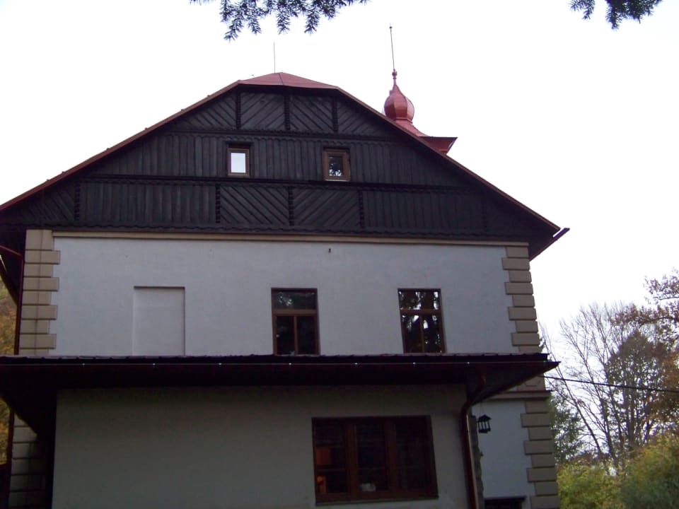 Hinteransicht mit Eingang Hotel pod Šikmou Věží