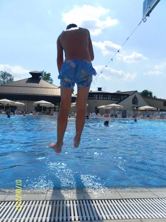 Junior beim Springen ins Becken Terme Banovci - Hotel Zeleni Gaj