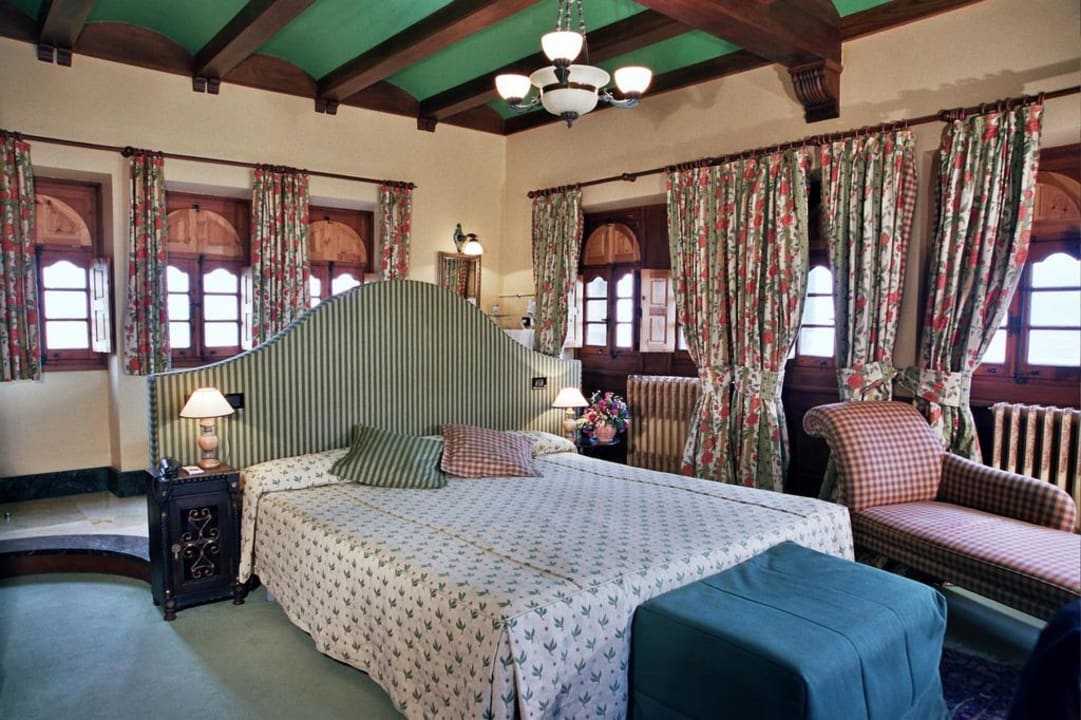 Special Suite Amor y Locura La bañera tras la cama Hotel Castillo El Collado