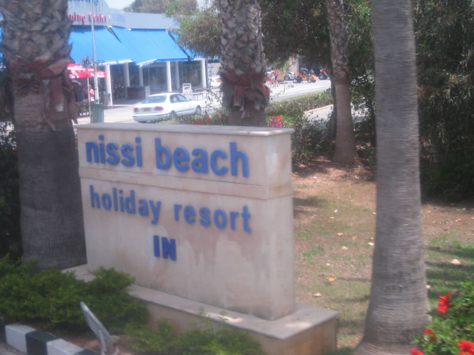 Hoteleinfahrt Hotel Nissi Beach Resort