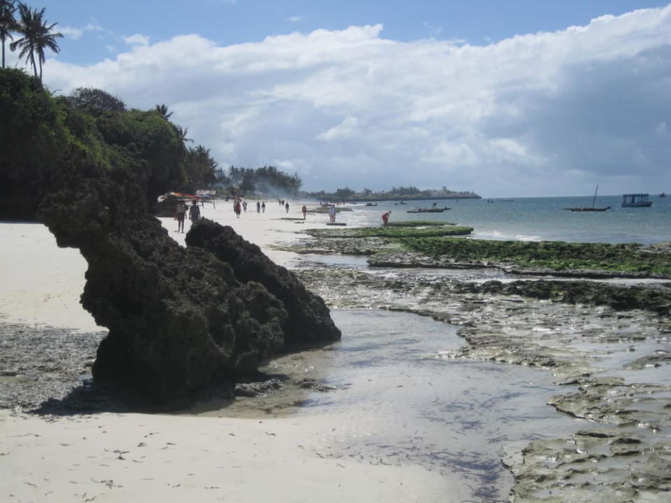 Strand links vom Hotel Bahari Beach Hotel