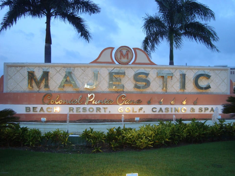 Eingang zur Hotelanlage Majestic Elegance Punta Cana