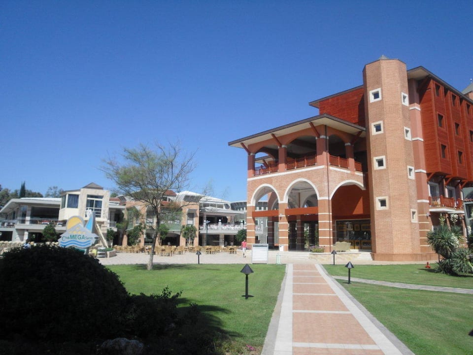 Haupthaus und Außenanlage Mega Bar Megasaray Club Belek