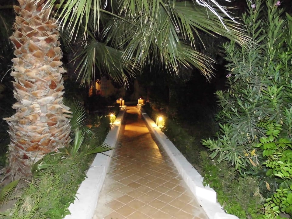 Weg zur Bungalowanlage Samira Club