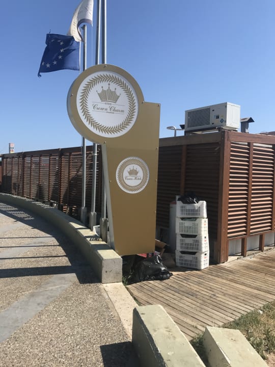 Strand Well Palace Side