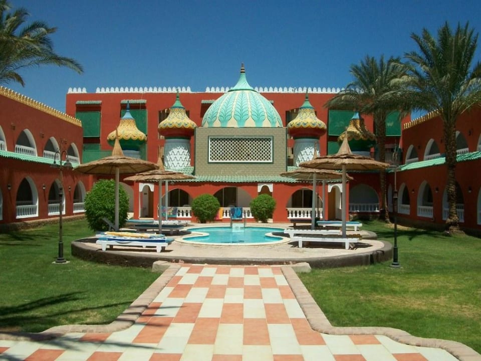 Zimmerblock an einem der kleinen Pools Pickalbatros Alf Leila Wa Leila Resort - Neverland Hurghada