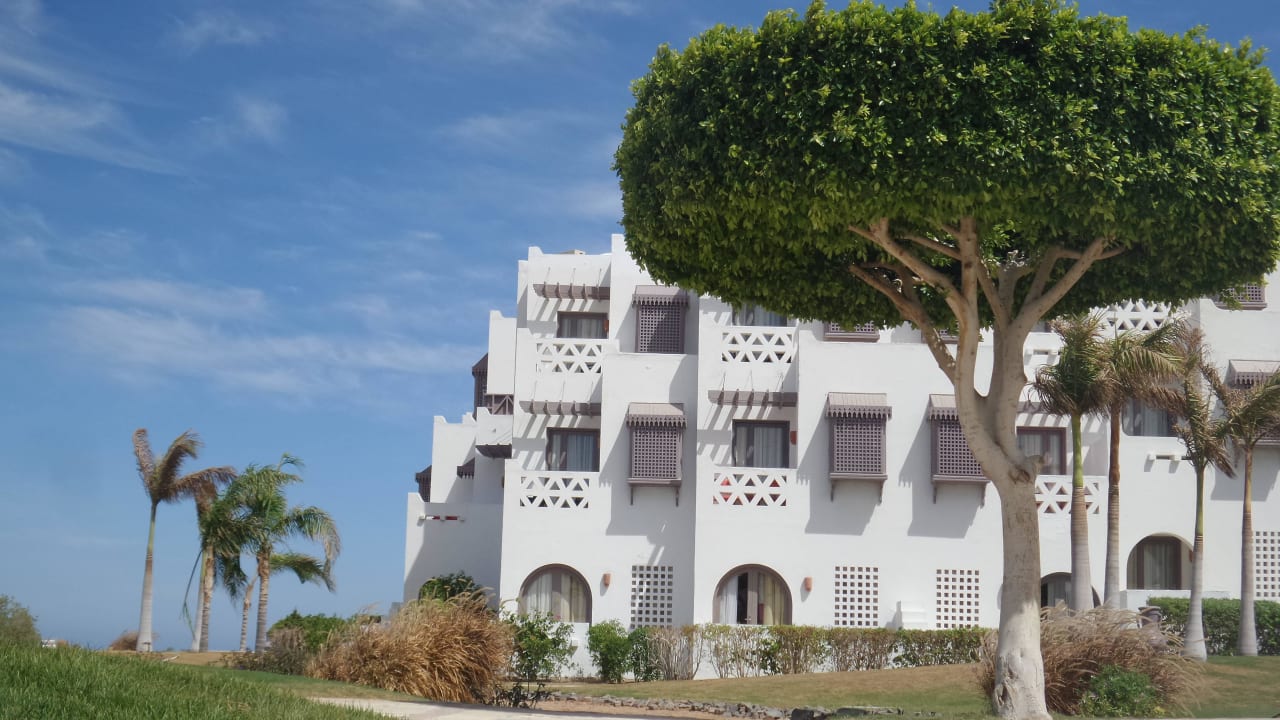 Blick vom Pool zum Hotel Hotel Mercure Hurghada