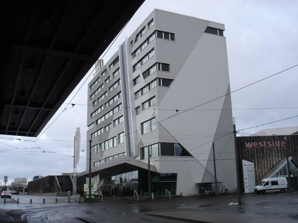 Blick vom Bahnhof zum Hotel Holiday Inn Bern - Westside