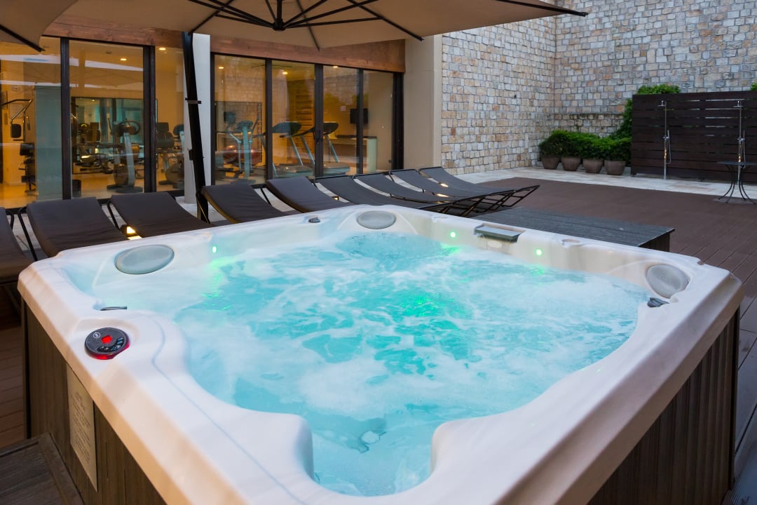 Pool Leonardo Hotel Lago di Garda – Wellness and Spa