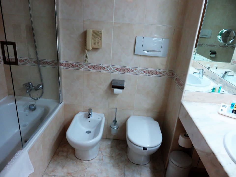 Badzimmer mit Wanne Hotel RH Corona del Mar