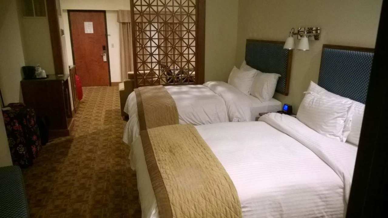 Suite mit Betten und Sitzecke Wyndham Garden Baronne Plaza