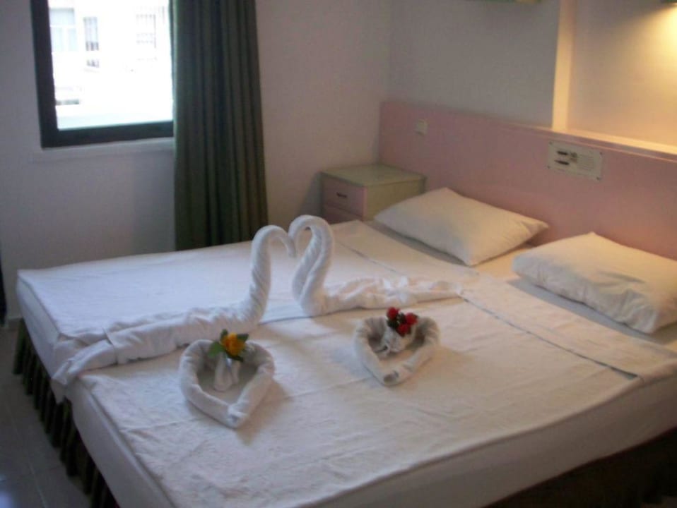 Sypialnia - łabędzie wykonane przez obsługę Sealine