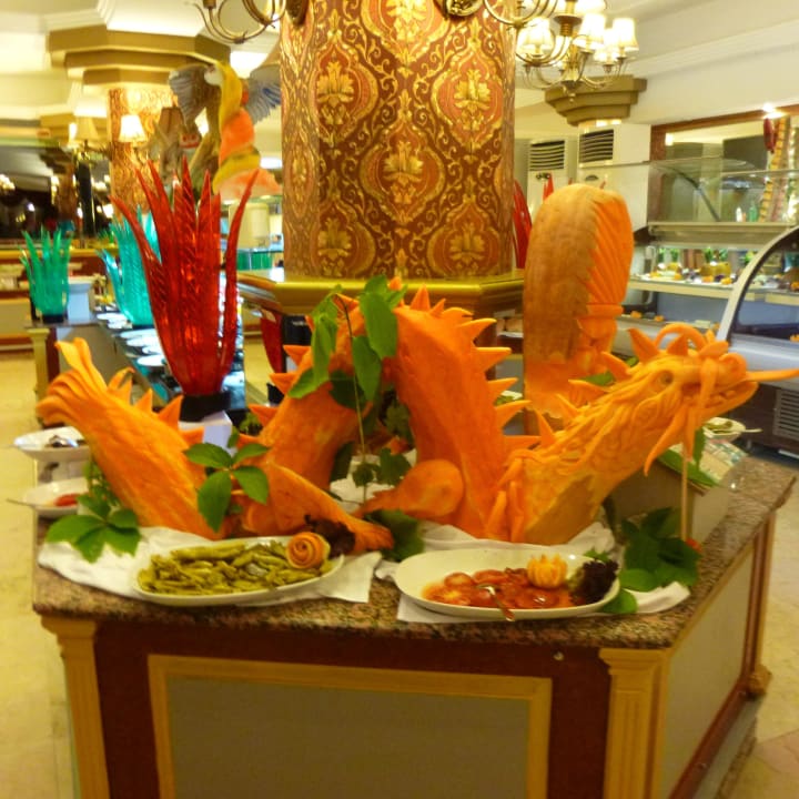 Ein geschnitzter Drache Botanik Hotel & Resort