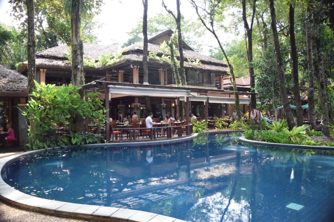 Dahinter ist der frühstücksbereich Khao Lak Merlin Resort