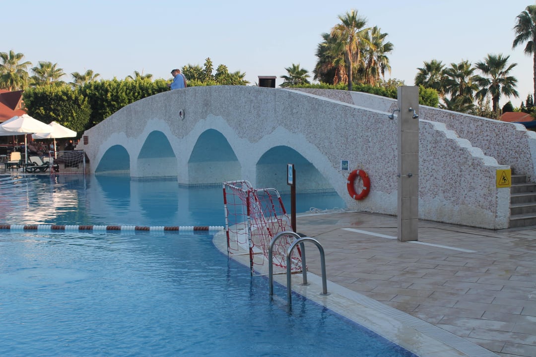 Hauptpool Club Grand Side