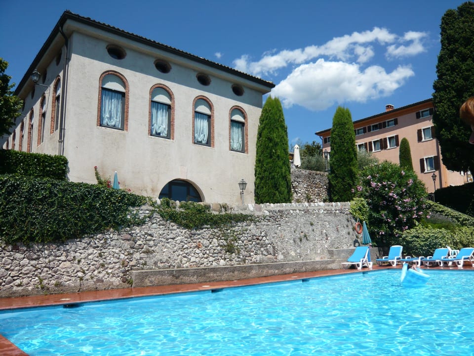 Links Restaurant - rechts Hotelgebäude Ferienanlage La Filanda