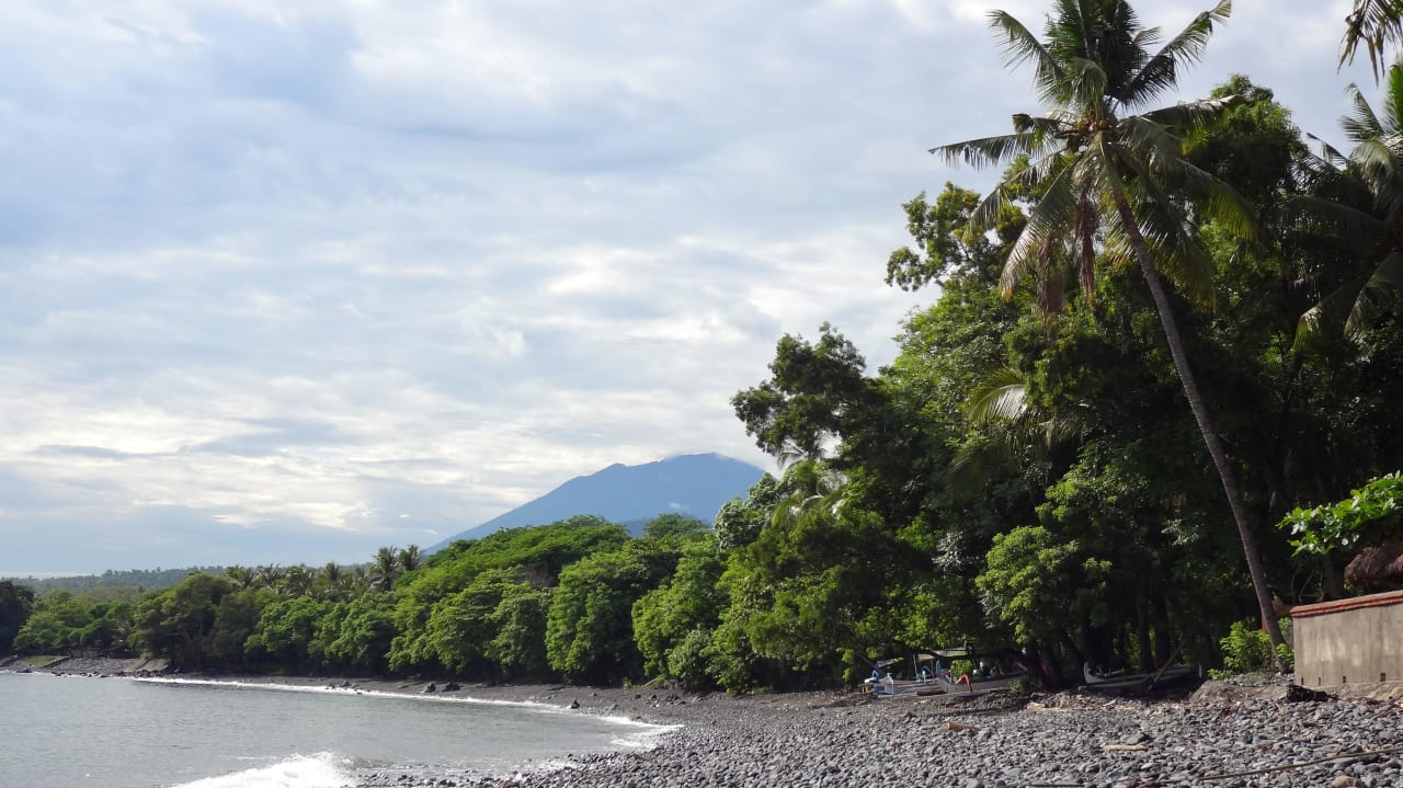 Mit Blick auf einen Berg Alam Anda Ocean Front Resort & Spa