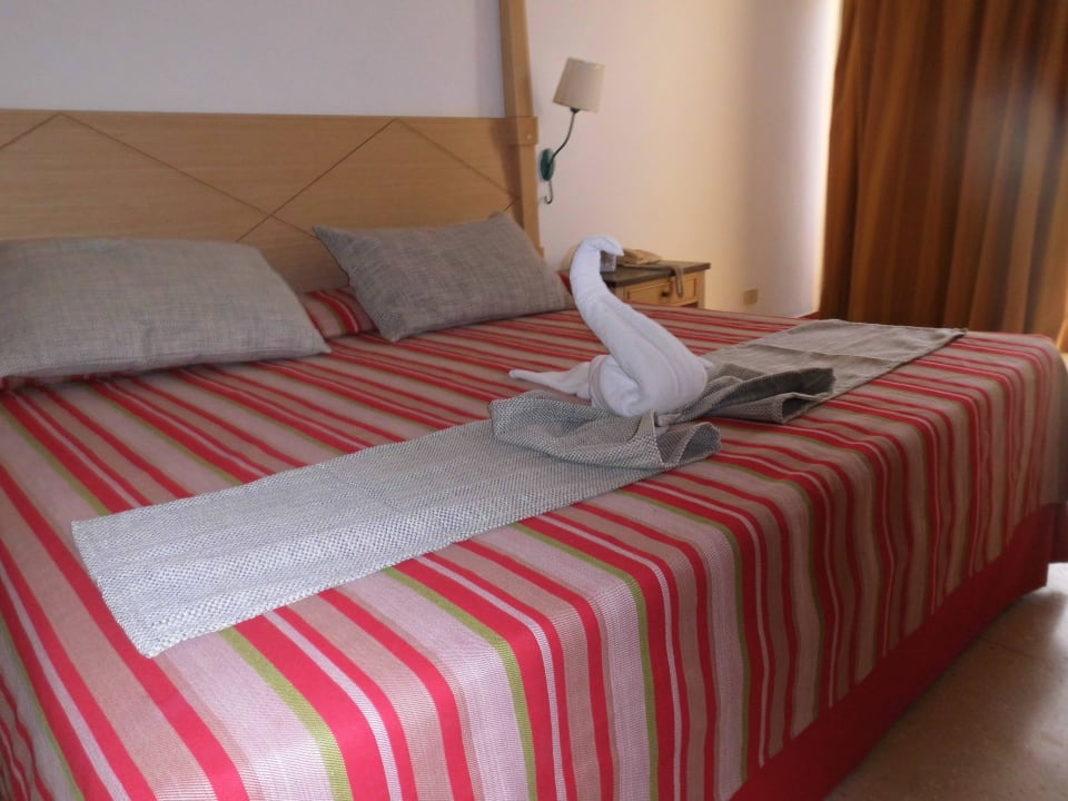 Aus Handtücher geformte Tiere Sol Rio De Luna y Mares