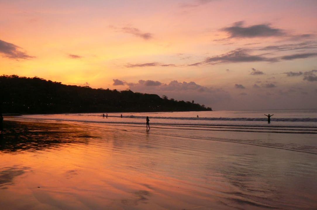 Sonnenuntergang am strand direkt vor dem Hotel InterContinental Bali Resort