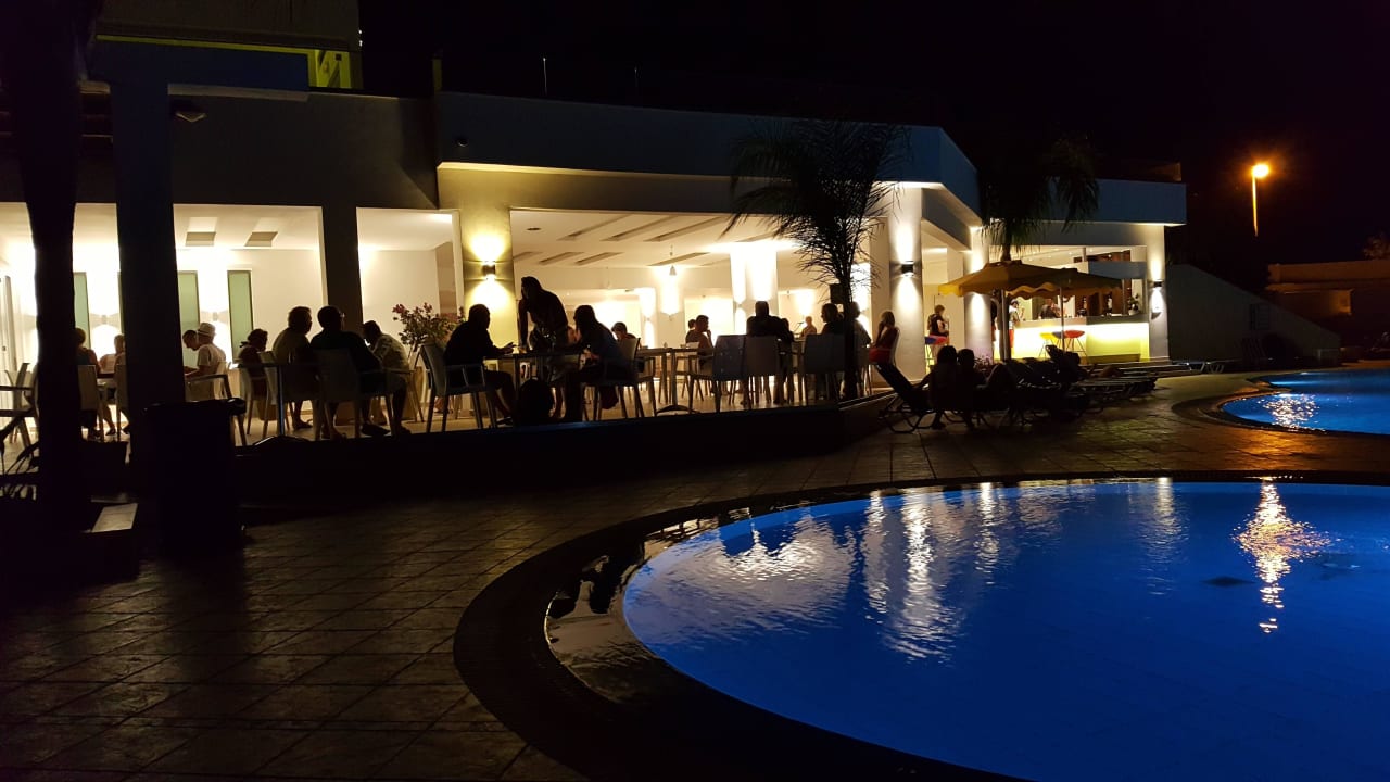 Restaurant und Bar am abend  Olympia Sun