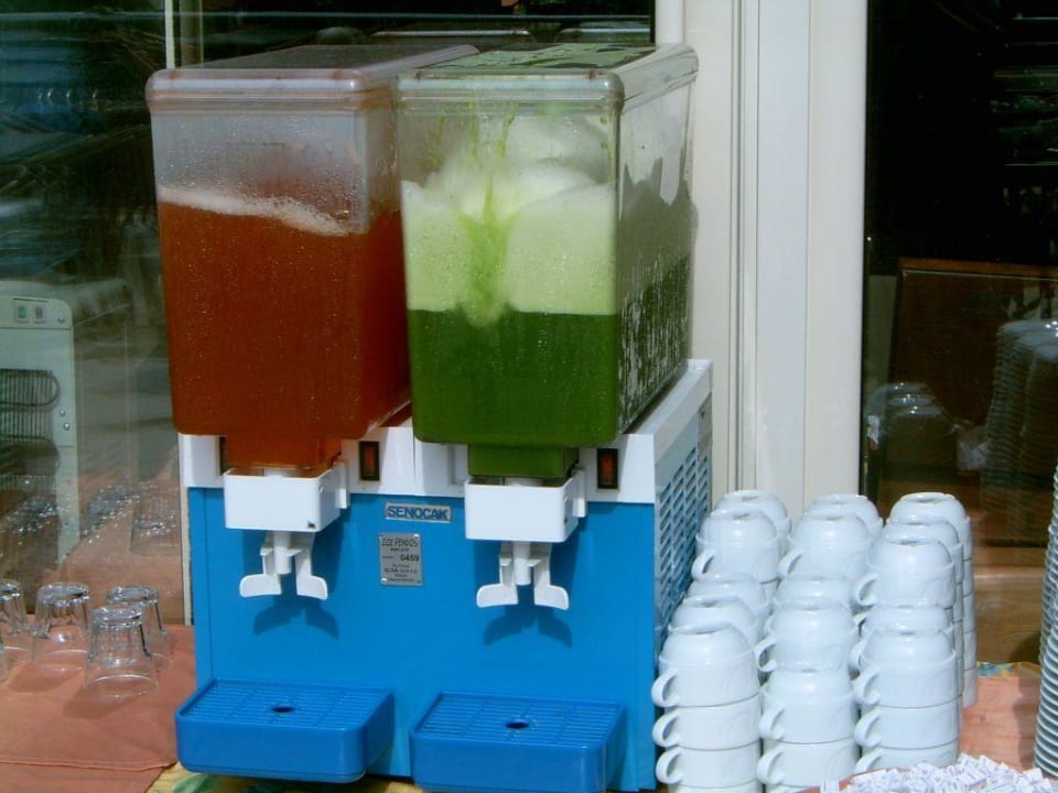 Saftspender mit Persil-Krone nach "Reinigung" Hotel Orfeus Park