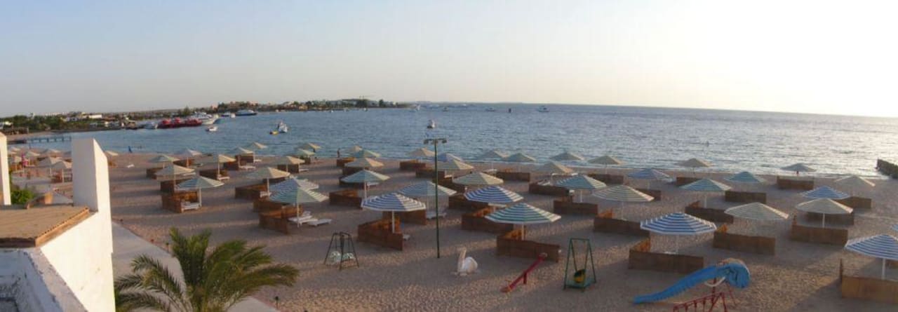 Vom Dach des Hotels - der Strand Menaville Safaga