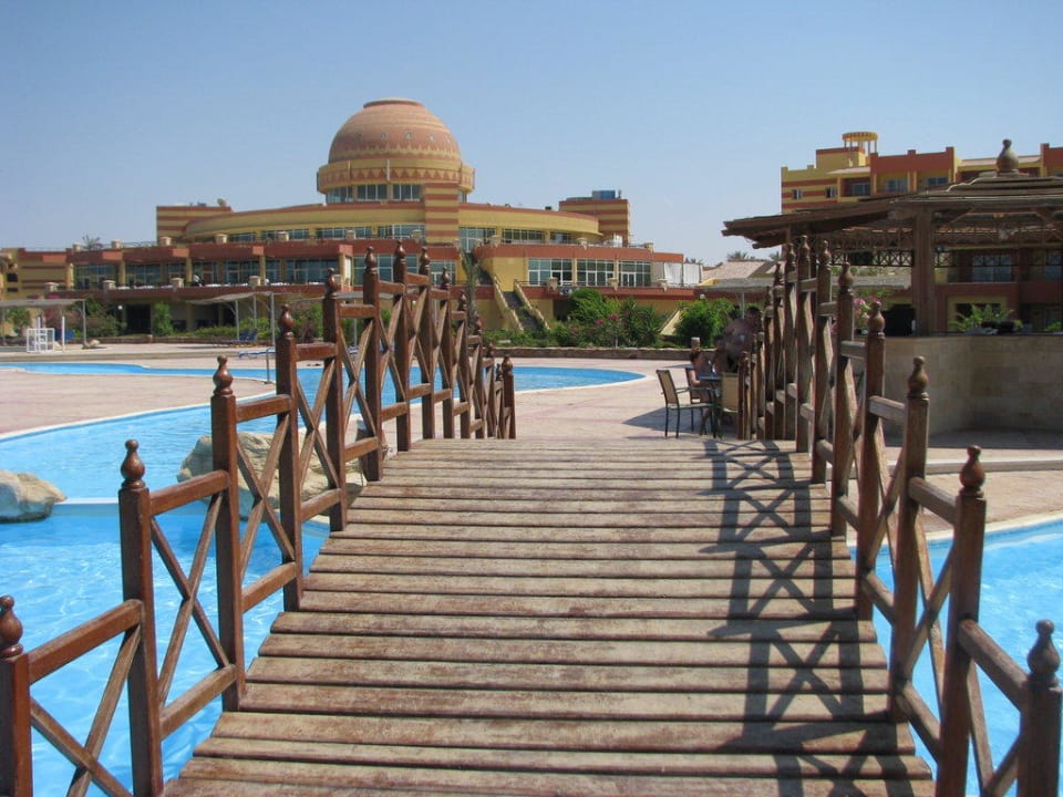 Mostek do baru basenowego Malikia Resort Abu Dabbab