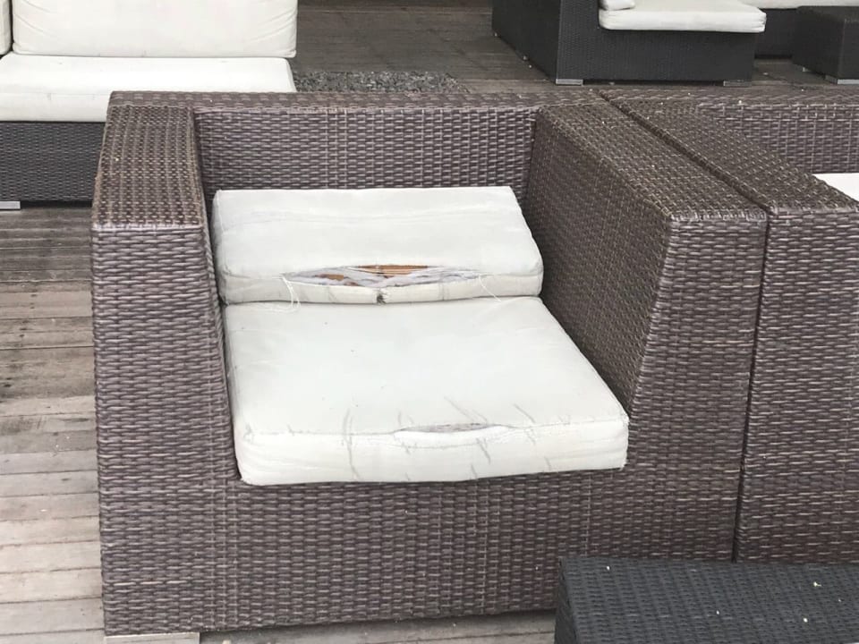 Überall zerrissene Polstermöbel Bali Garden Beach Resort