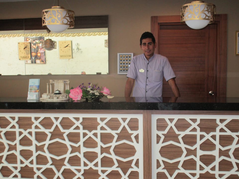 Rezeption mit Emrah Merve Sun Hotel & Spa
