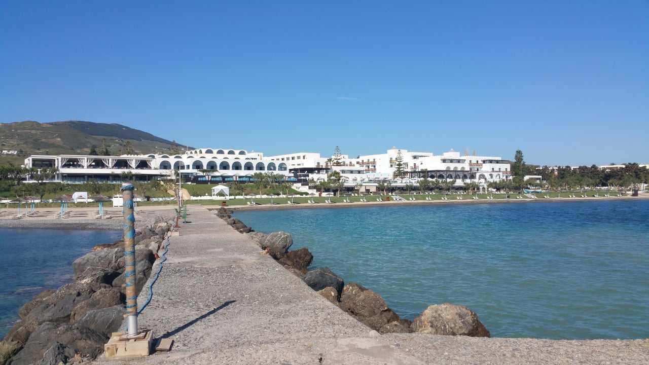 Blick vom Steg zum Hotel TUI BLUE Oceanis Beach and Spa Resort