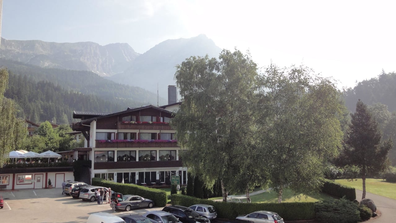 Restaurantgebäude mit Terrasse Garni Hotel - Das Alpin Kaiserzeit