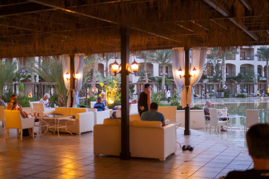 Бар у бассейна JAZ Aquamarine Resort