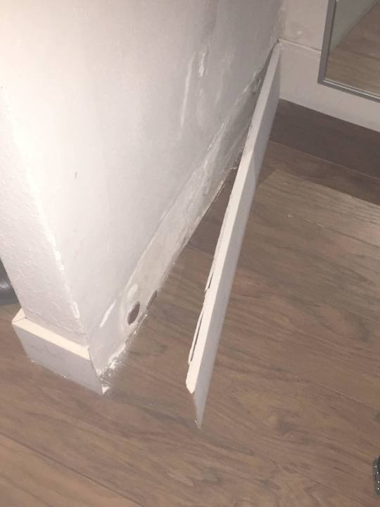 Fußleisten lösen sich  Tryp by Wyndham Bremen Airport