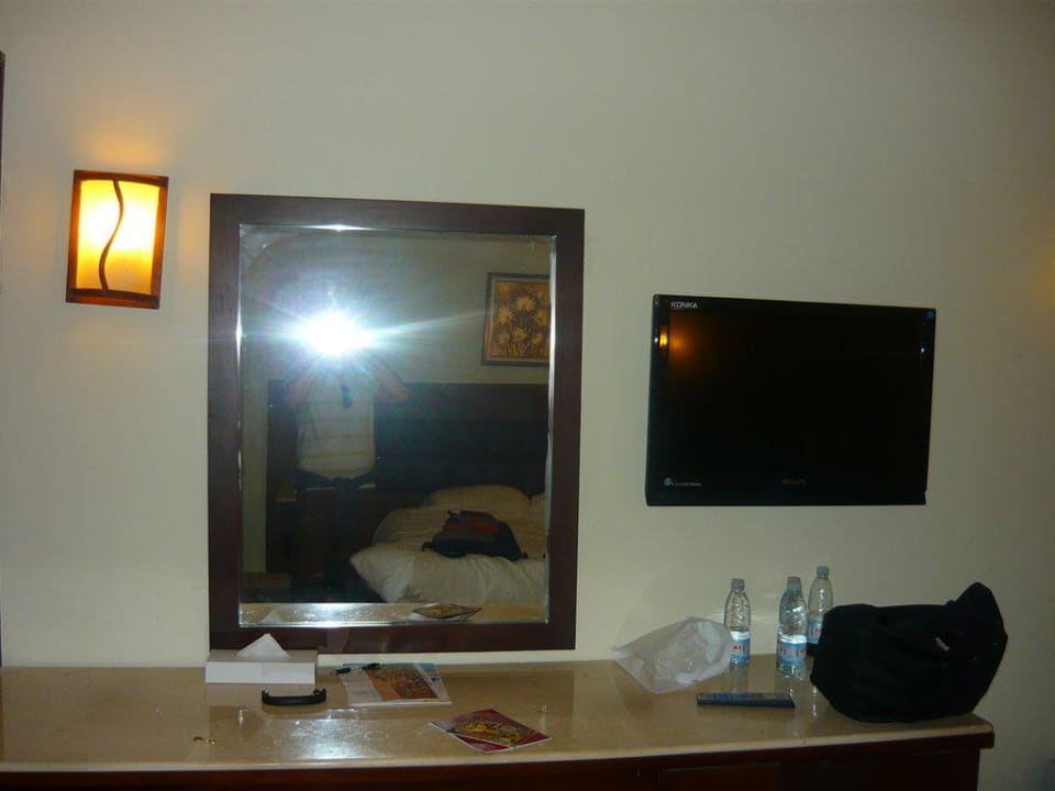 Toaletka w pokoju i plazma TV Pickalbatros Alf Leila Wa Leila Resort - Neverland Hurghada