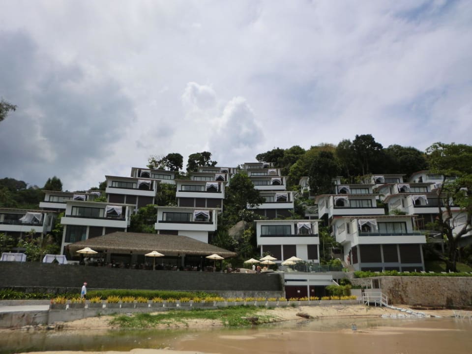 Blick vom Strand hoch zur Bungalowanlage The Shore At Katathani