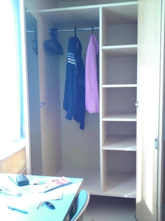 Kleiderschrank AllYouNeed Hotel Vienna2